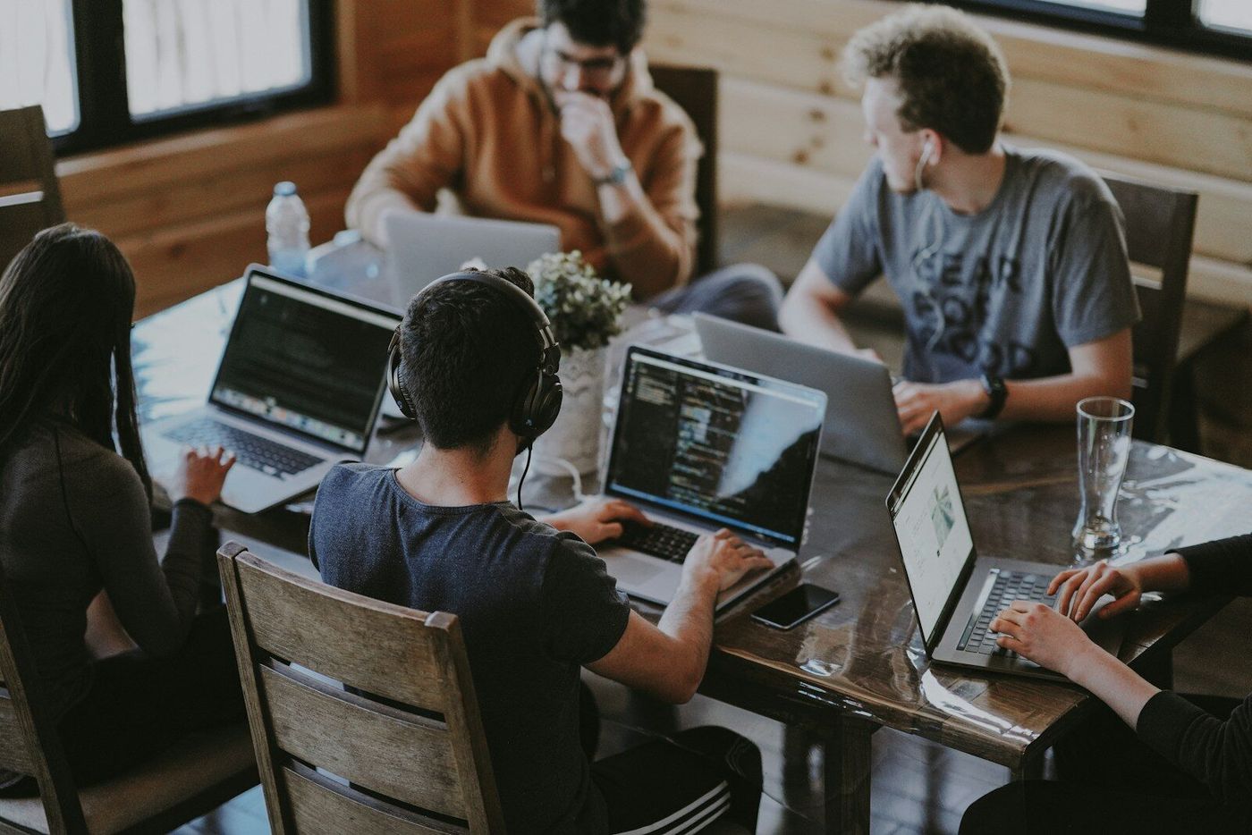 Equipo optimizando la ficha de Google Business Profile de una clínica